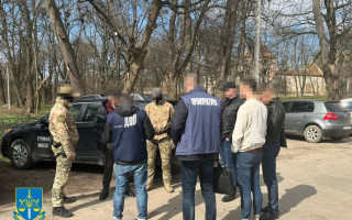 Во Львовской области задержали правоохранителей, которые требовали 5000 долларов от работников благотворительного фонда
