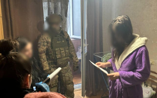 Получил бутылку алкоголя как победитель розыгрыша: в Киеве женщину подозревают в смертельном отравлении бывшего парня