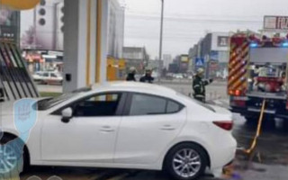 В Киеве легковушка Mazda влетела в колонку на АЗС, фото