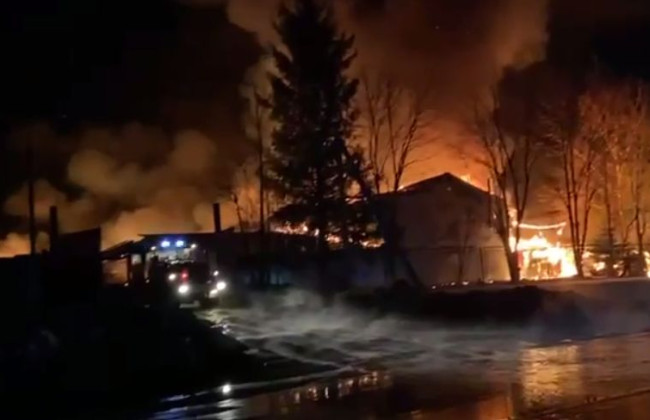 Под Москвой вспыхнул крупнейший в рф металлургический завод, видео