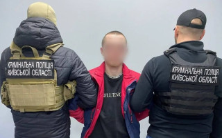В Киевской области двое парней выбивали у подростка пароль к банковскому приложению