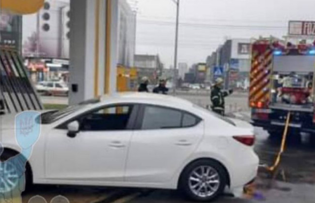 У Києві легковик Mazda влетів у колонку на АЗС, фото
