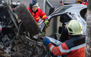 Авто разорвало на части: фото смертельного ДТП в Киеве