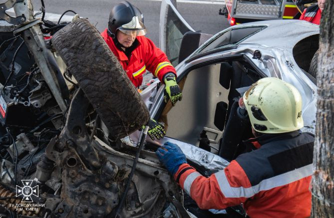 Авто розірвало на частини: фото смертельної ДТП у Києві