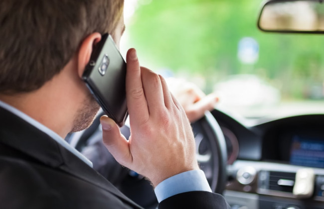 Какой штраф ждет водителя за разговор по телефону за рулем