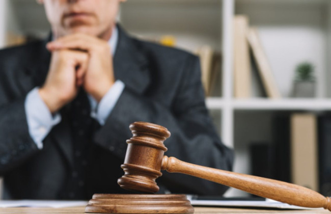 Поведение стороны по неуплате судебного сбора и обжалование правомерных требований суда по его уплате может иметь признаки злоупотребления процессуальными правами: Верховный Суд