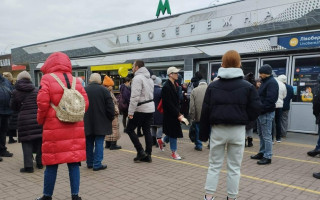 Суд розглянув справу під час повітряної тривоги, визнавши неявку учасника як повторну: якої позиції дотримується апеляційний суд