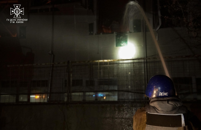 Нічна атака дронами: у Святошинському районі Києва горів магазин, фото