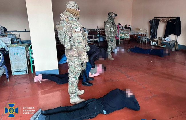 СБУ викрила в’язнів Рівненської колонії, які виманювали гроші у родичів українських військовополонених