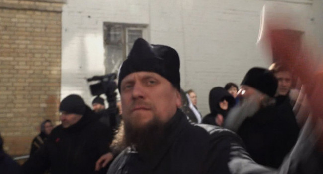 Священник вдарив камеру: поліція відкрила справу щодо інциденту біля Лаври