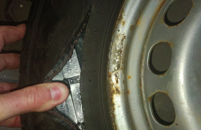 На границе с Румынией пограничники обнаружили скрытые сигареты в колесах, которые мужчина перевозил в багажнике, как запасные