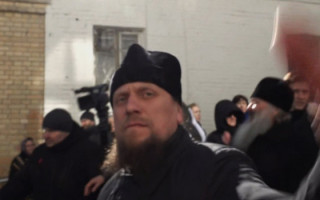 Священник ударил камеру: полиция открыла дело по поводу инцидента возле Лавры