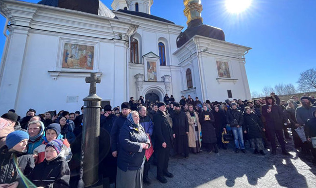 Прихожане УПЦ МП не пустили в Лавр комиссию, которая пришла проводить инвентаризацию имущества: фото, видео
