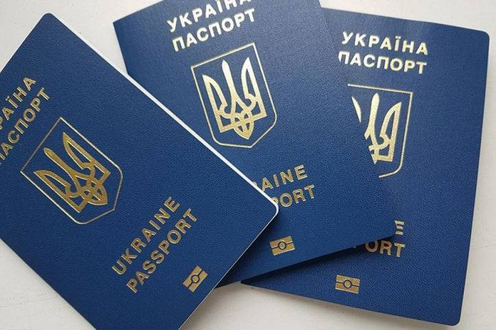 Як подовжити строк дії закордонного паспорта за межами України