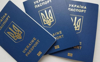 Як подовжити строк дії закордонного паспорта за межами України