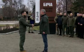 Зеленский вручил мэру Бучи отличие «Город-герой» и вместе с главами иностранных правительств почтил память погибших жителей, фото