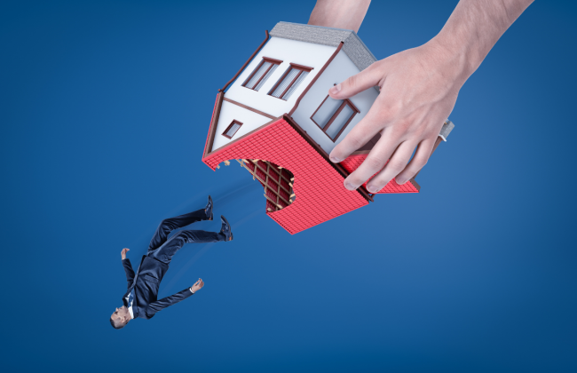 Владелец жилья может «выписать» лицо из своего жилья без его согласия: стоимость и сроки