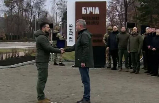 Зеленський вручив меру Бучі відзнаку «Місто-герой» і разом з главами іноземних урядів вшанував пам’ять загиблих жителів, фото