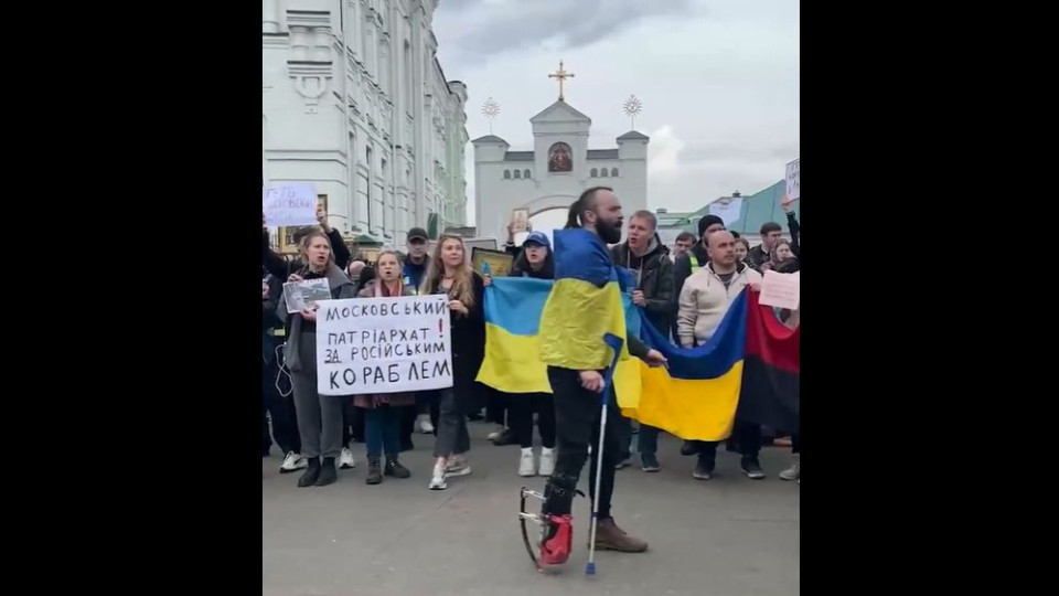 «Мерседес на ВСУ»: возле Лавры проходит митинг против УПЦ МП, видео