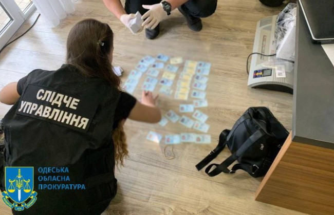 Продавали фальшивые водительские удостоверения: будут судить 7 участников преступной группировки