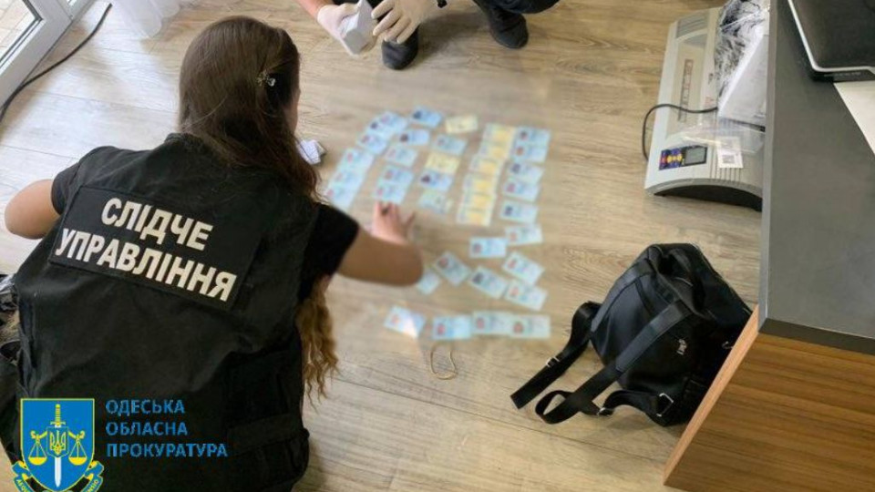 Продавали фальшивые водительские удостоверения: будут судить 7 участников преступной группировки