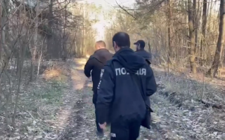 Заблукали в лісі й покликали поліцію на допомогу: правоохоронці Київщини врятували трьох підлітків