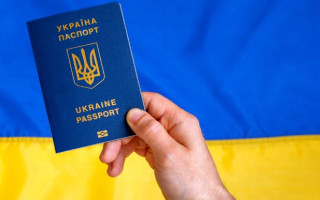 Как находящимся за рубежом украинцам внести информацию о несовершеннолетних детях в свои загранпаспорта