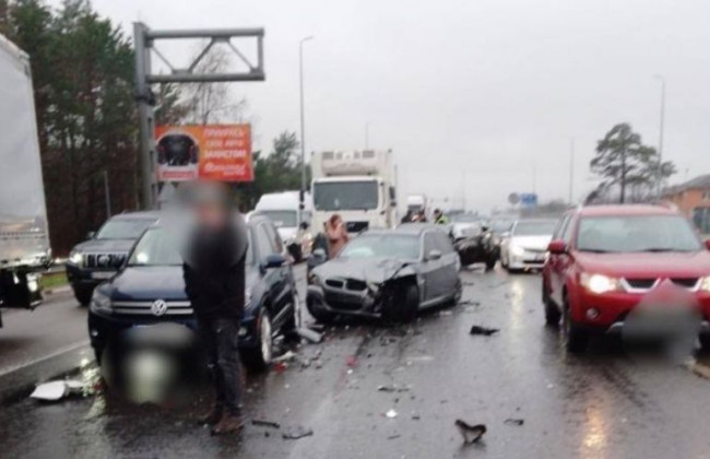 Под Киевом произошла автотроща: столкнулись автобус и 9 машин, фото