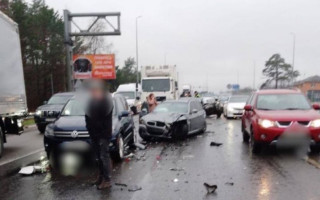 Под Киевом произошла автотроща: столкнулись автобус и 9 машин, фото