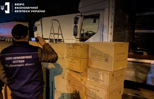 Завезли вінілові програвачі замість допомоги ЗСУ: викрили благодійний фонд