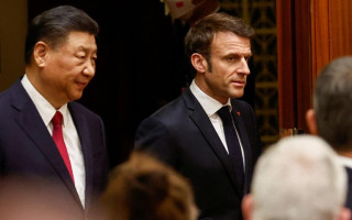 Си Цзиньпин и Макрон договорились «упорно работать» над миром в Украине, — СМИ