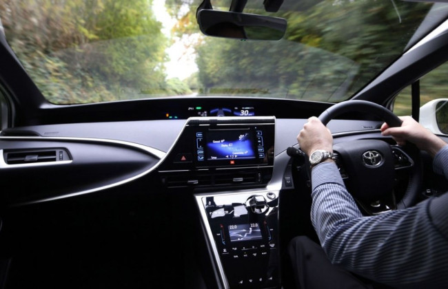 Депутати пропонують дозволити авто з правим кермом на дорогах України