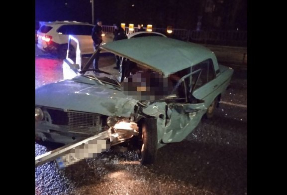 Поліцейські зупинили автомобіль «БМВ» для перевірки, коли в нього врізався легковик «ВАЗ»