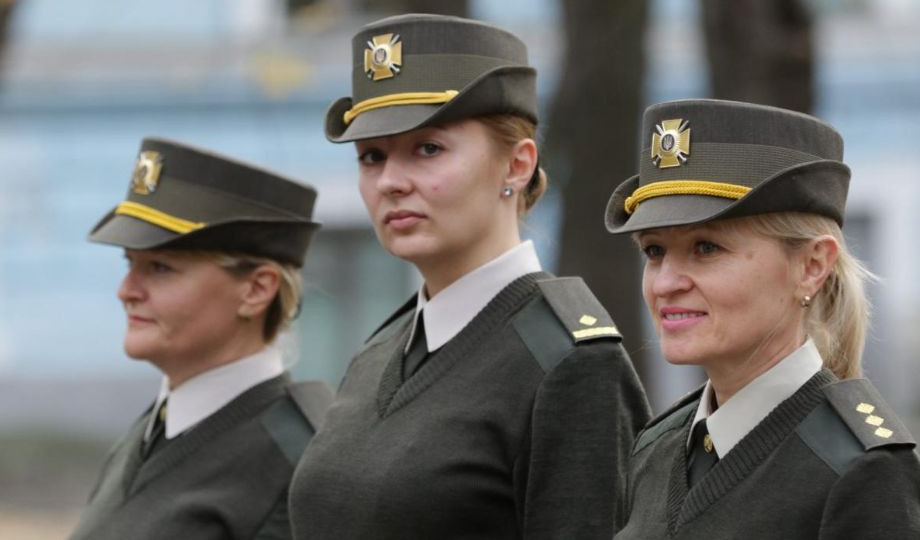 В Україні впровадять літній польовий костюм для військовослужбовців-жінок