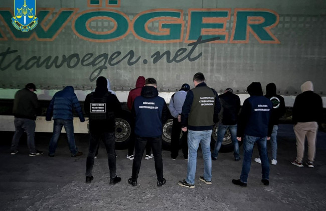 Надавав поради щодо незаконного перетину кордону чоловіками: на Закарпатті адвокату повідомили про підозру