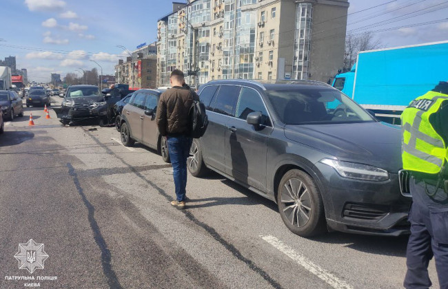 На Берестейському проспекті к Києві сталась ДТП: рух у напрямку центру – ускладнено