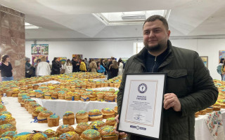 У Львові встановили новий рекорд України – створили великий тризуб з великодніх пасок