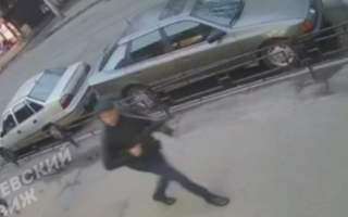 У Києві невідомий чоловік відкрив стрілянину на вулиці, відео