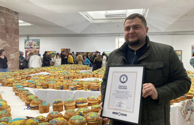 У Львові встановили новий рекорд України – створили великий тризуб з великодніх пасок