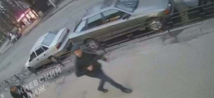 В Киеве неизвестный мужчина открыл стрельбу на улице, видео