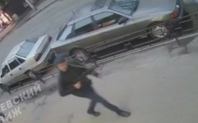 В Киеве неизвестный мужчина открыл стрельбу на улице, видео