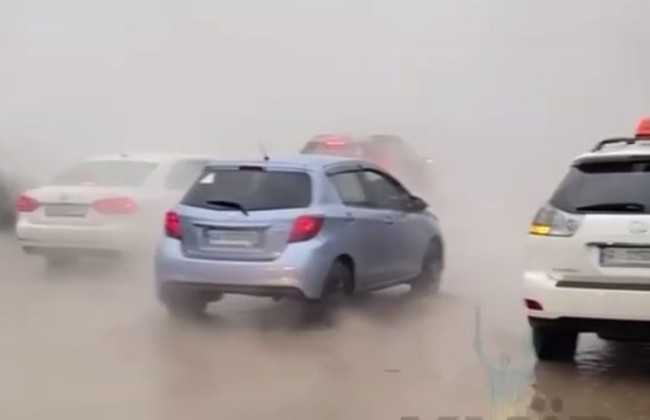 Улицы заливает кипятком: в Киеве прорвало теплотрассу, видео