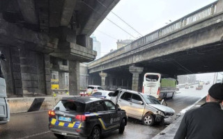 В Киеве внедорожник Mercedes влетел в опору моста, возникла пробка: фото