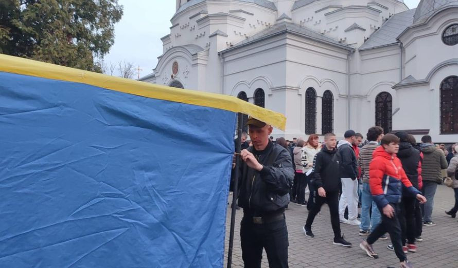 В Каменце-Подольском возле собора УПЦ МП произошли столкновения