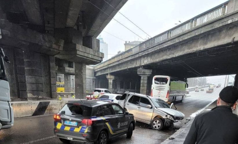 У Києві позашляховик Mercedes влетів у опору мосту, виник затор: фото