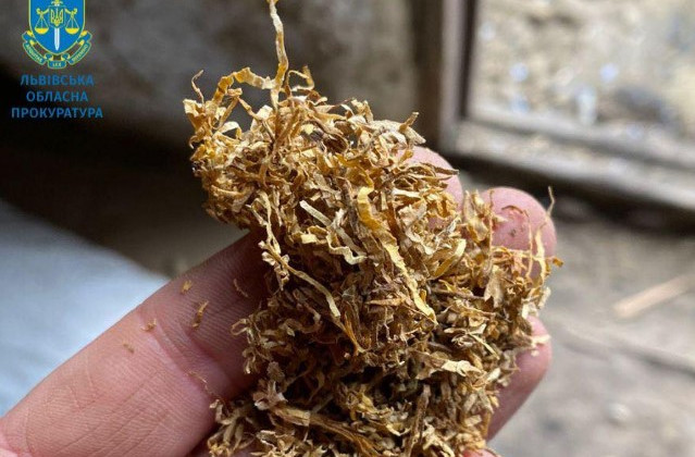 Збували фальсифікований тютюн: на Одещині викрили підпільний цех із щомісячним прибутком у 12 млн грн