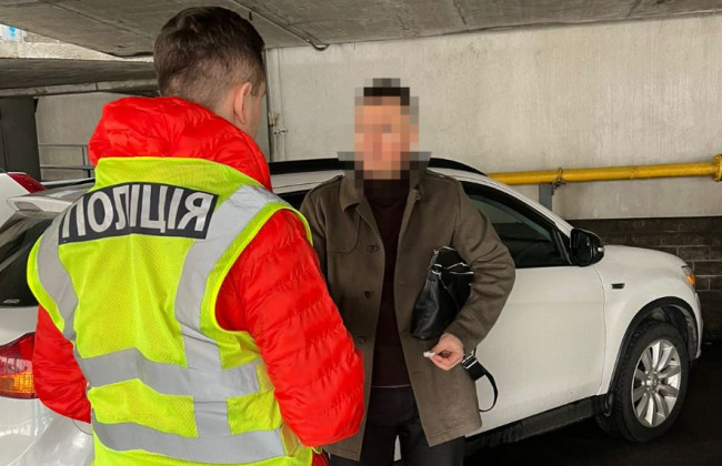 Брав хабарі за безперешкодне розмитнення продуктів: у Києві викрили посадовця, фото