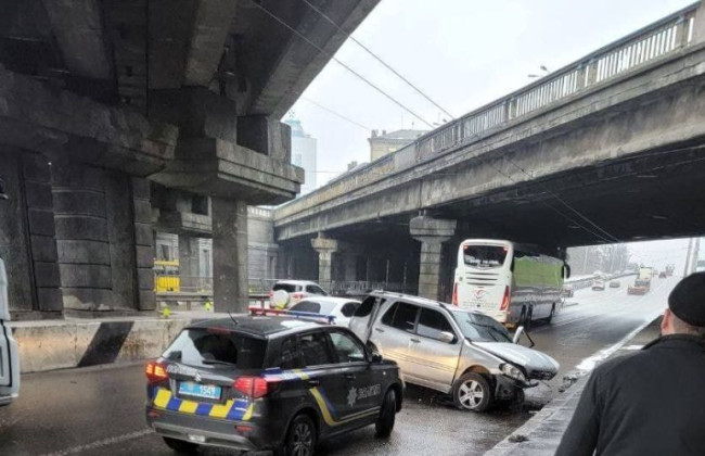 В Киеве внедорожник Mercedes влетел в опору моста, возникла пробка: фото