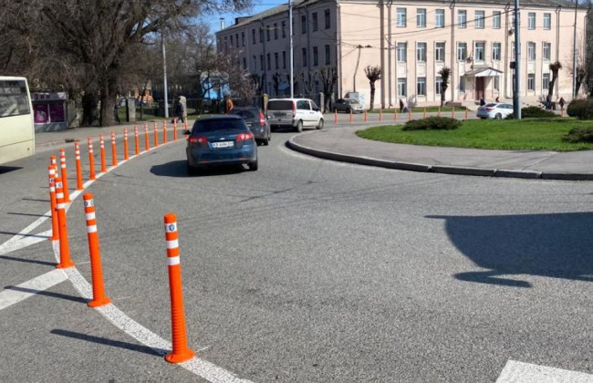 У Києві встановили нові делініатори: відома адреса