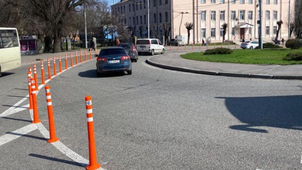 В Киеве установили новые делиниаторы: известный адрес